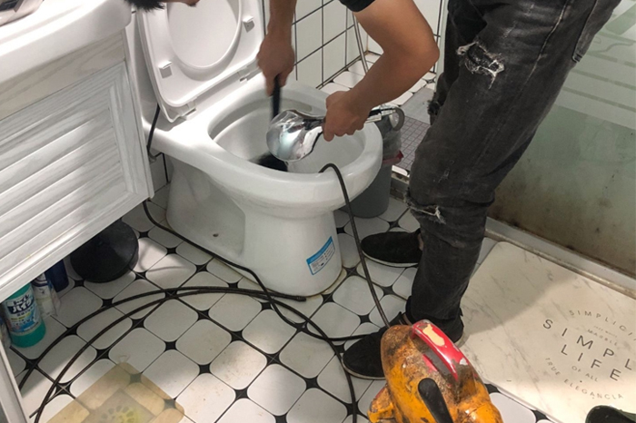 红坪镇疏通下水道