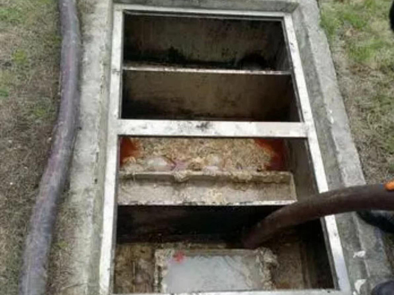 红坪镇隔油池清理