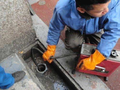 红坪镇疏通下水道