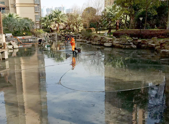 红坪镇景观池淤泥清理