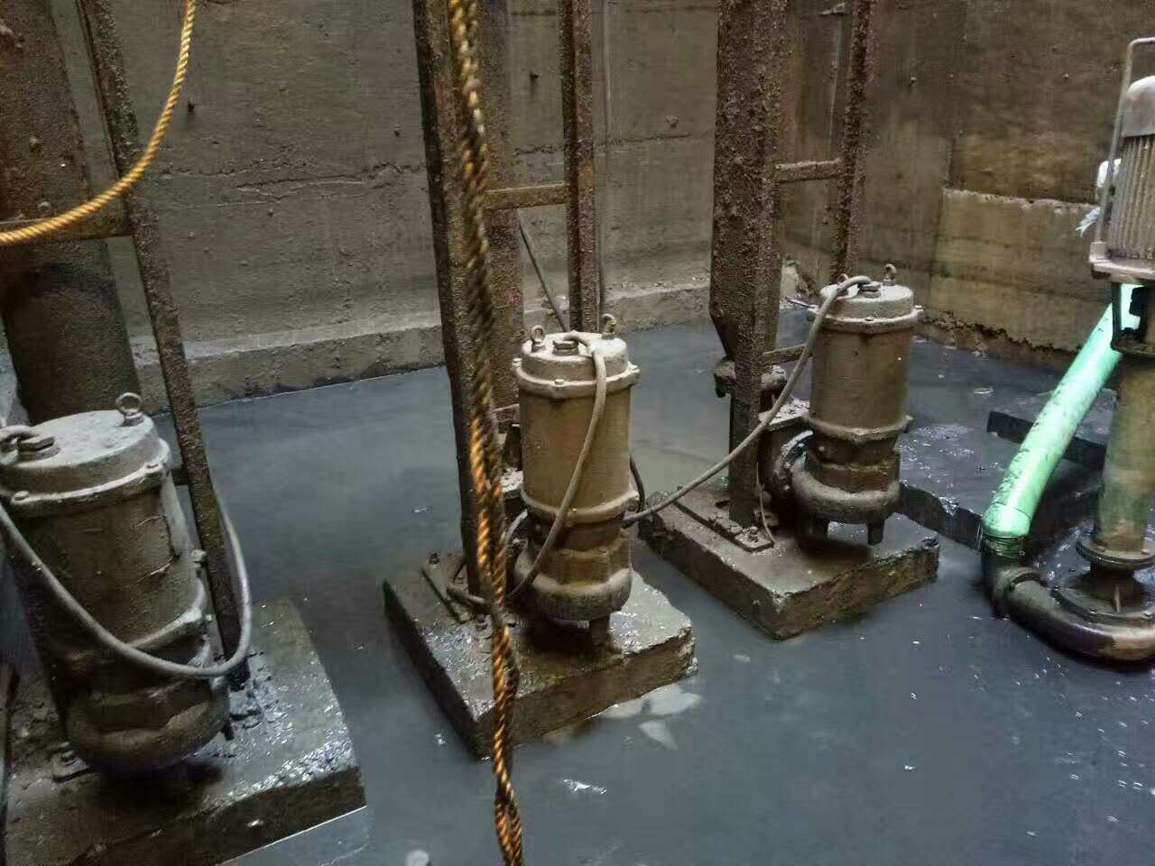 红坪镇污水池清理