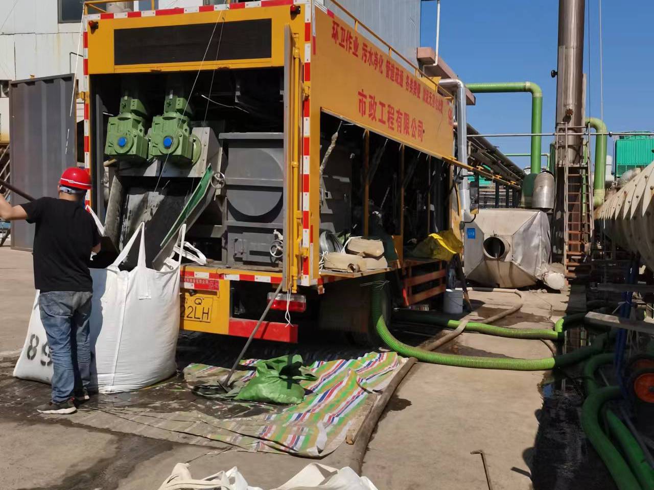 红坪镇淤泥压干处理