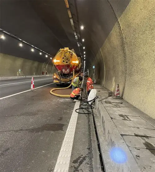 红坪镇隧道排水渠清淤